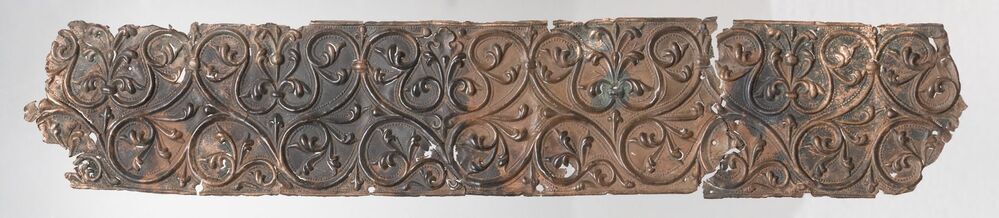 Belegselfragment van breed fries met bladmotieven, type 2.2