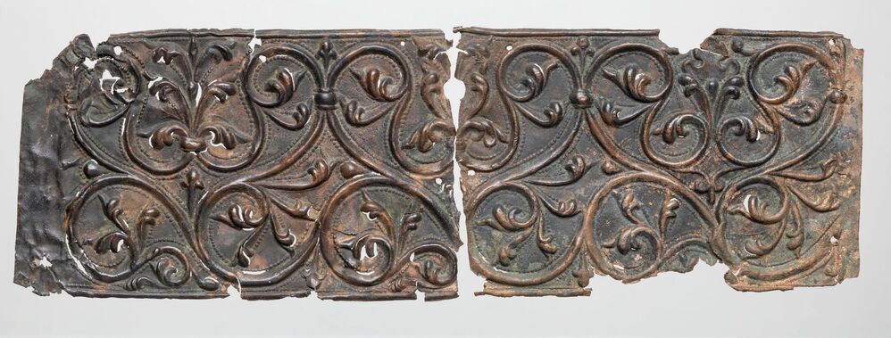 Belegselfragmenten van breed fries met bladmotieven, type 2.2