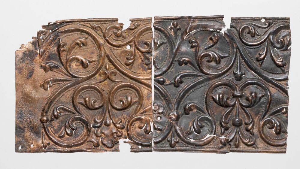 Belegselfragmenten van breed fries met bladmotieven, type 2.2