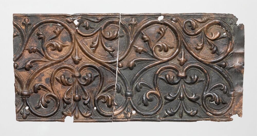 Belegselfragment van breed fries met bladmotieven, type 2.2