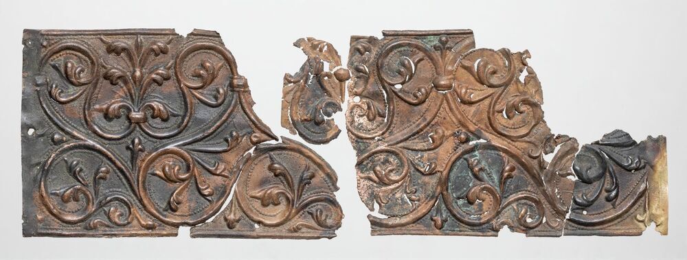 Belegselfragmenten van breed fries met bladmotieven, type 2.2