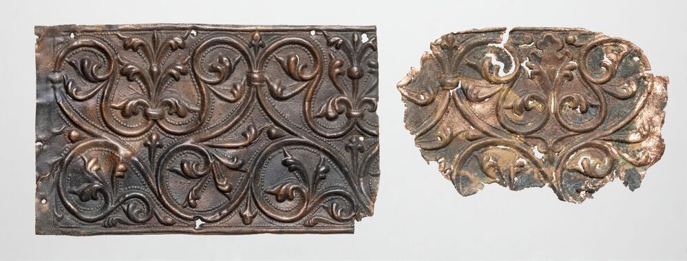 Belegselfragmenten van breed fries met bladmotieven, type 2.2