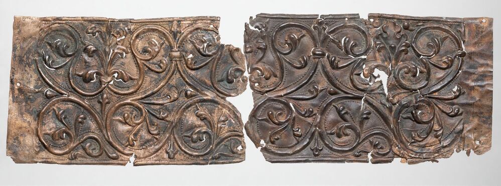 Belegselfragmenten van breed fries met bladmotieven, type 2.2