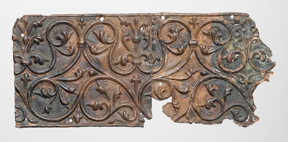 Belegselfragment van breed fries met bladmotieven, type 2.2