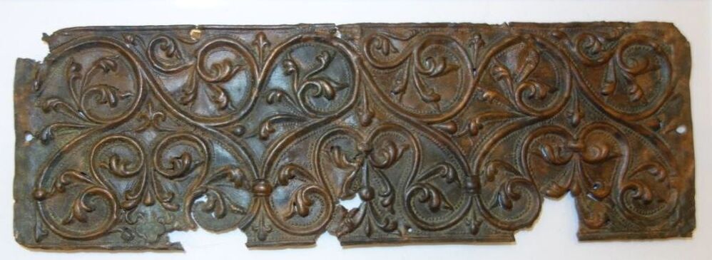 Belegselfragment van breed fries met bladmotieven, type 2.2