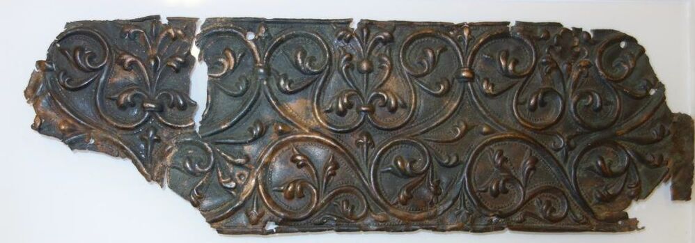 Belegselfragment van breed fries met bladmotieven, type 2.2