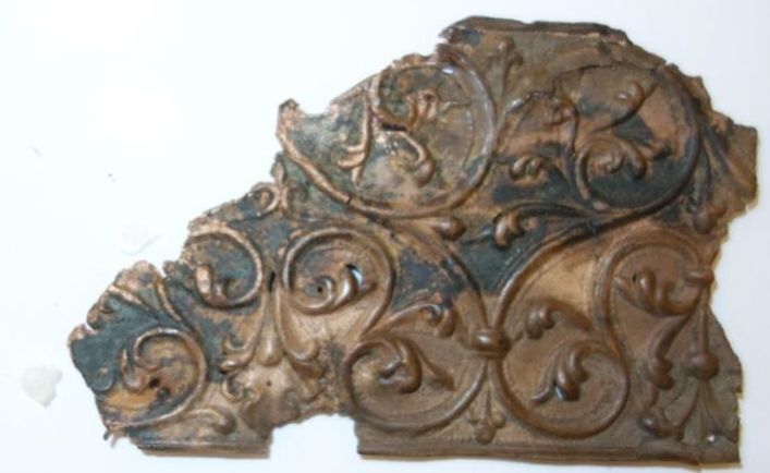 Belegselfragment van breed fries met bladmotieven, type 2.