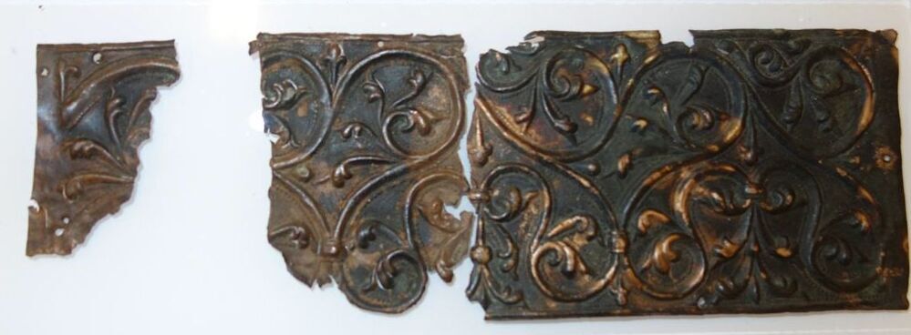 Belegselfragmenten van breed fries met bladmotieven, type 2.2