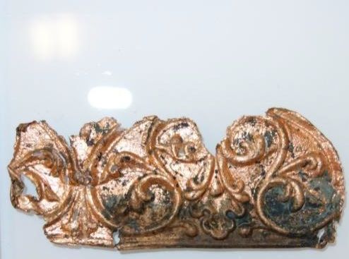 Belegselfragment van breed fries met bladmotieven, type 2.2