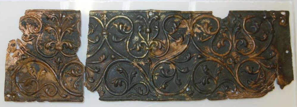 Belegselfragmenten van breed fries met bladmotieven, type 2.2