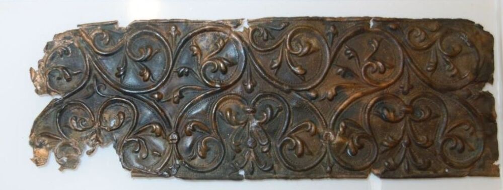 Belegselfragment van breed fries met bladmotieven, type 2.2