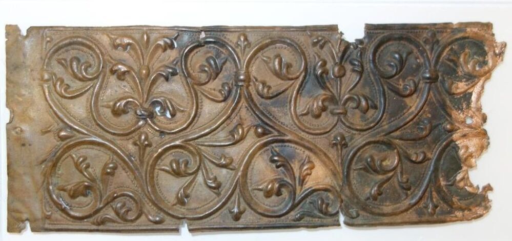 Belegselfragment van breed fries met bladmotieven, type 2.2