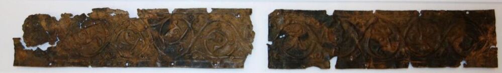 Belegselfragmenten van een fries met gebladerte in spiraalvorm, type 2.4.1