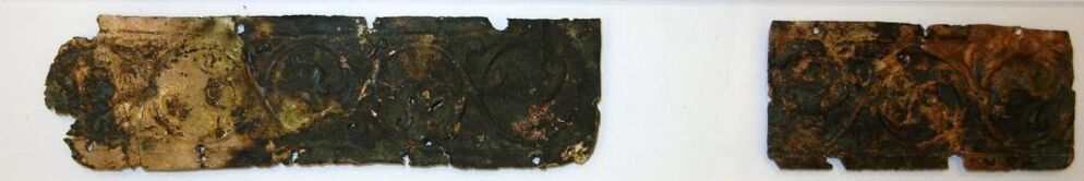 Belegselfragmenten van een fries met gebladerte in spiraalvorm, type 2.4.1