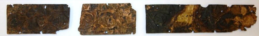 Belegselfragmenten van een fries met gebladerte in spiraalvorm, type 2.4.2