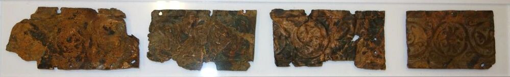 Belegselfragmenten van een fries met gebladerte in spiraalvorm, type 2.4.3