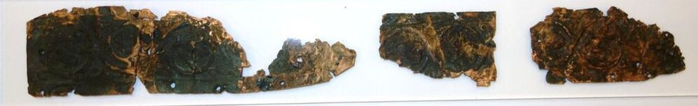 Belegselfragment van een fries met gebladerte in spiraalvorm, type 2.4.4