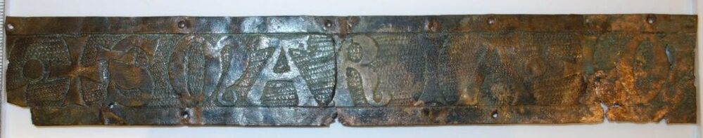 Belegselfragmenten van een fries met tekst L (?)•+S[ANCTAS] MARIA •+M