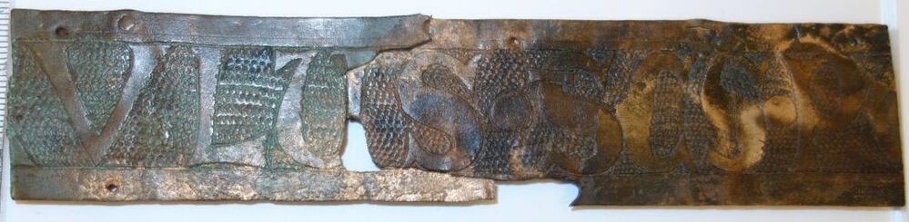 Belegselfragmenten van een fries met tekst A(?)VLU/S•S[ANCTAS]•PE/O(?)