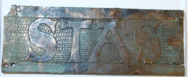 Belegselfragment van een fries met tekst S[ANC]TAS+