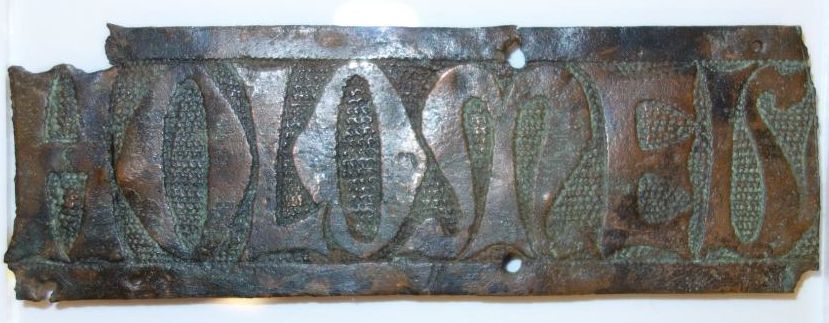 Belegselfragment van een fries met tekst HOLOMEU