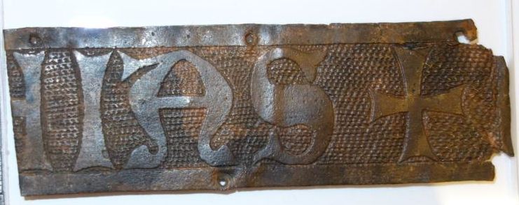 Belegselfragment van een fries met tekst HIAS+(?)