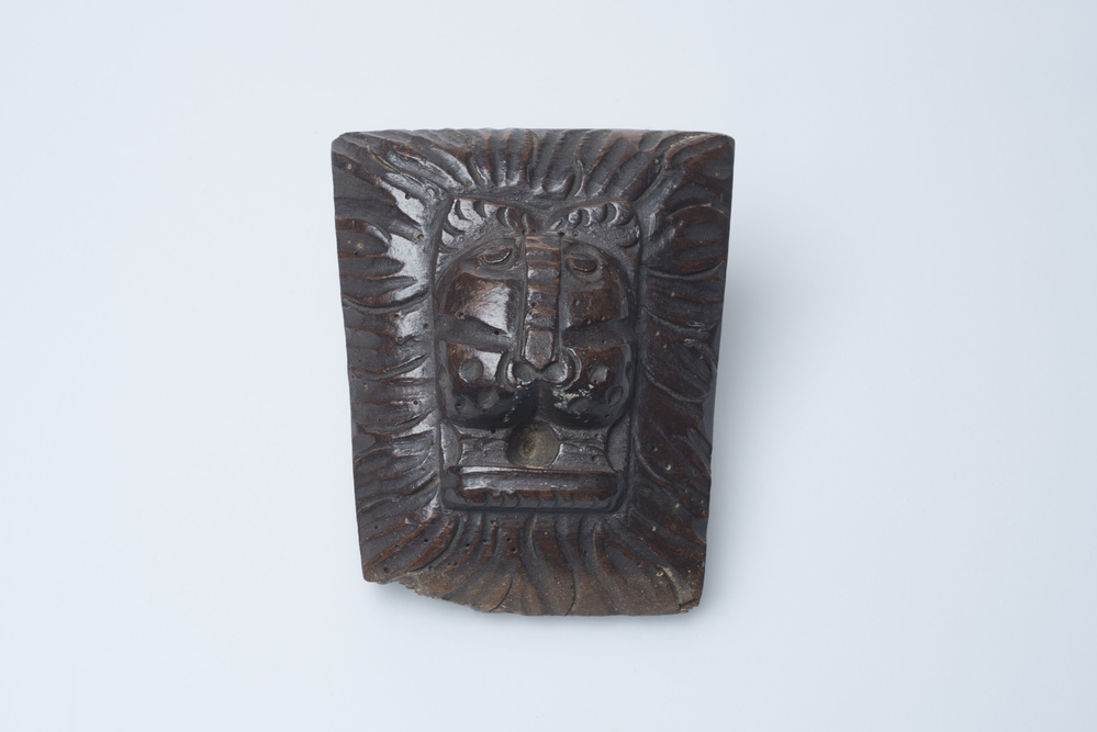 Twee leeuwenkoppen in hout gesneden