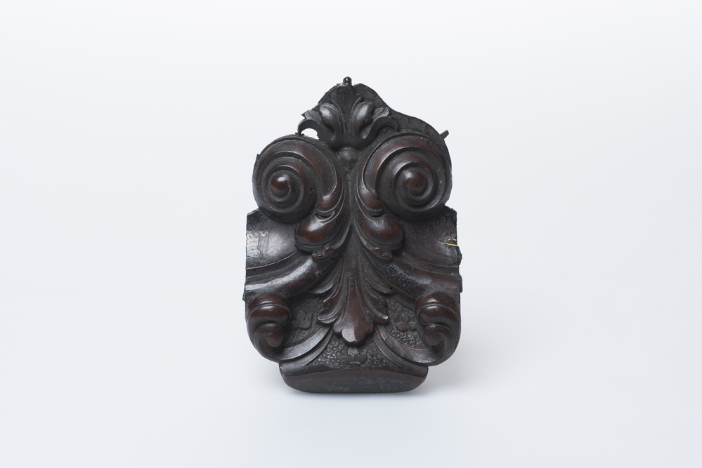 Uitgezaagd en gebeeldhouwd paneeltje