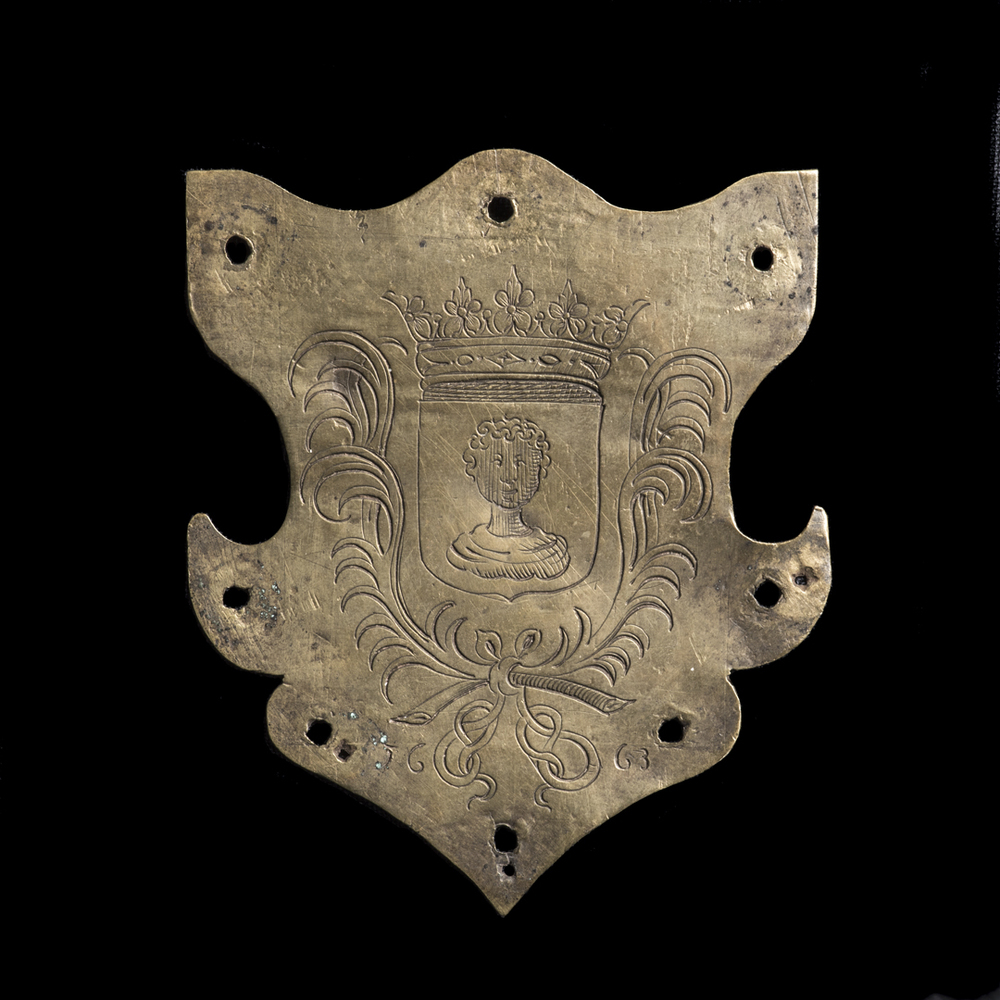Geelkoperen plaatje in de vorm van een wapenschild