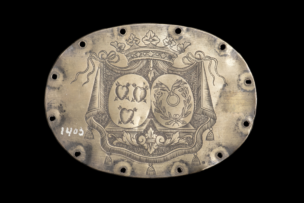 Ovaal geelkoperen kerkbankplaatje (wapen)