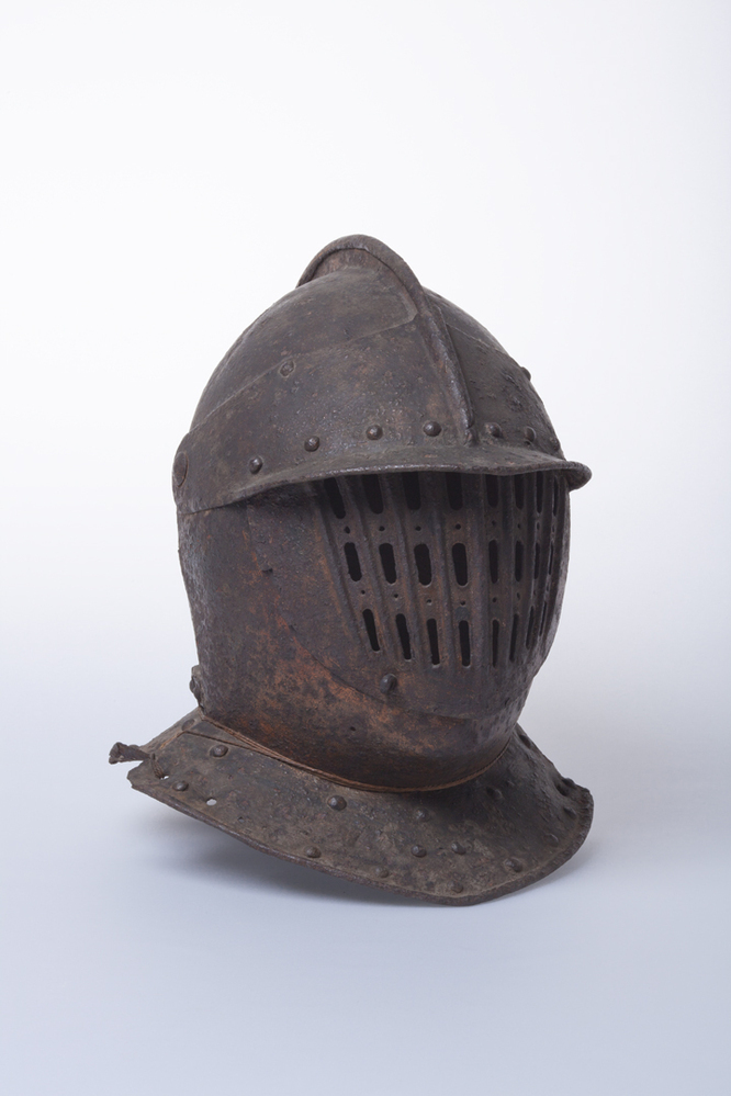 Helm met kam en getralied vizier