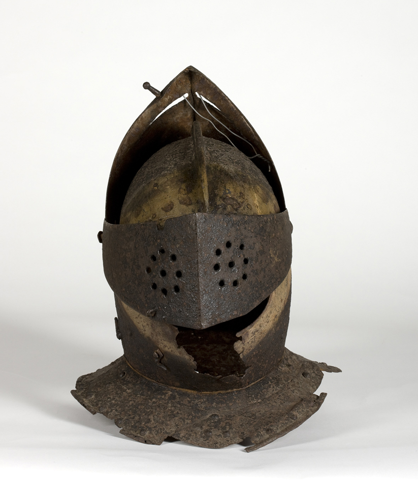 Helm met kam en vizier voorzien van gaatjes