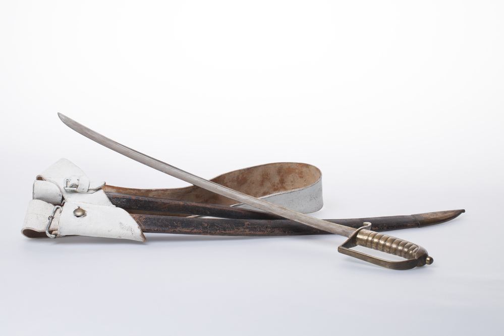Sabel, bajonetschede, patroontas en wit leren bandelier