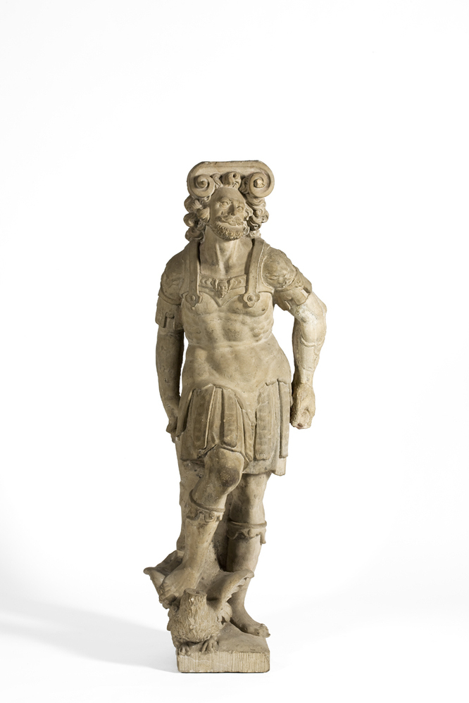 Twee schoorsteenbeelden oude raad- en wijnhuis (stadhuis) Groningen