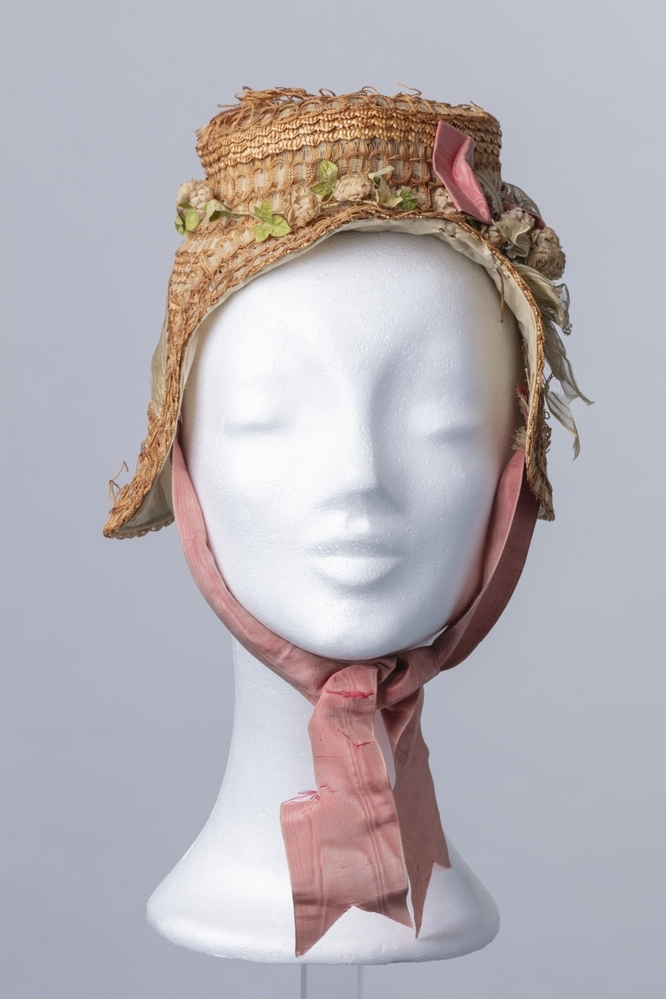 Luifelhoedje met kunstbloemen en roze zijden linten