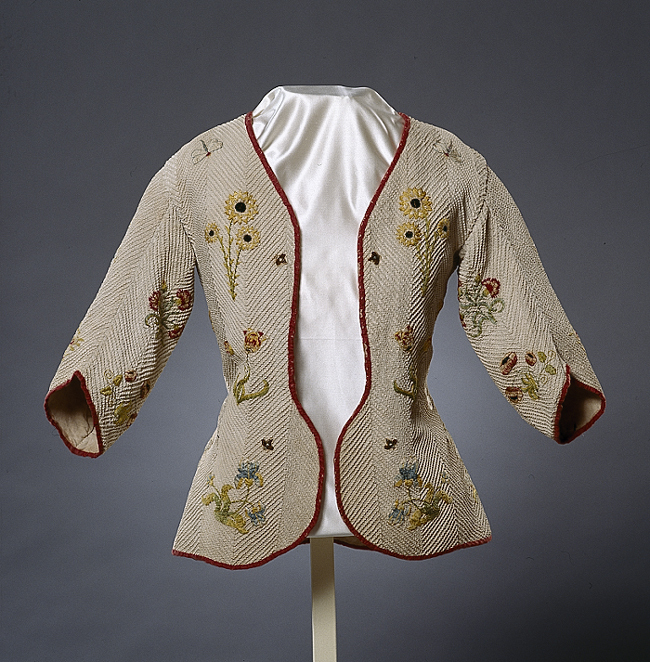 Jakje van wit katoen met bonte bloempjes versierd