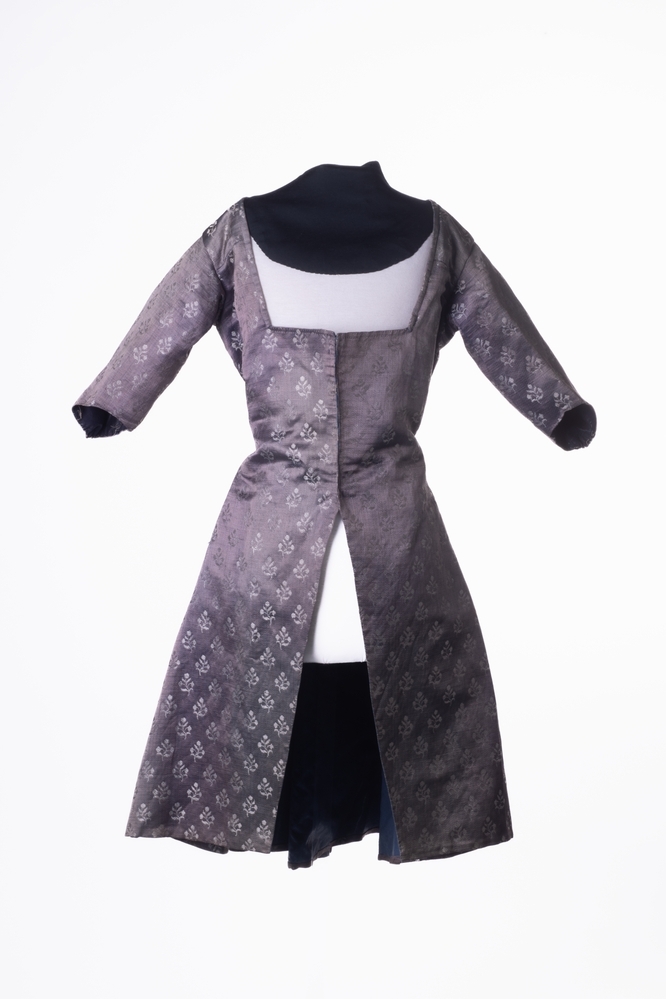 Nauwsluitend, zeer lang schootlijf van grauw-paarse satijn