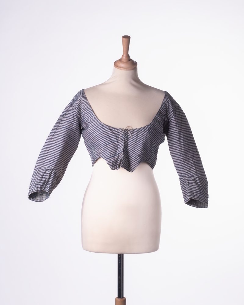 Een kort schootlijfje van gestreepte zijde en katoen