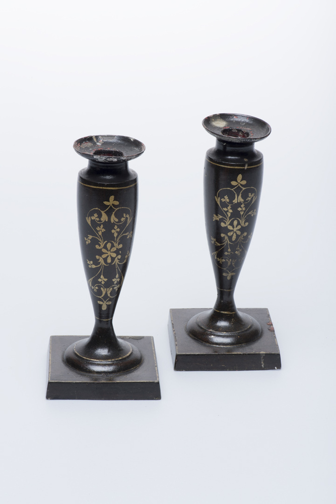 twee kandelaars zwart gelakt met gouden decoratie