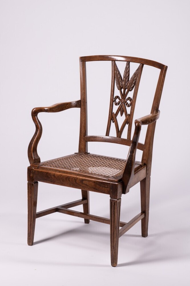 Houten stoel met gevlochten zitting