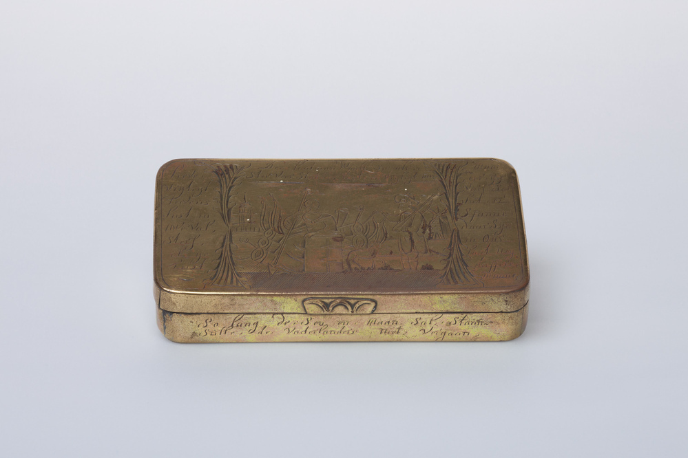 Langwerpig vierkante koperen tabaksdoos