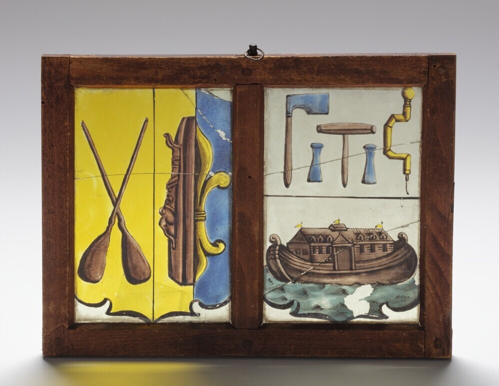 Glas-in-loodruitje met het embleem van het Schuitemakersgilde en Kistemakersgilde