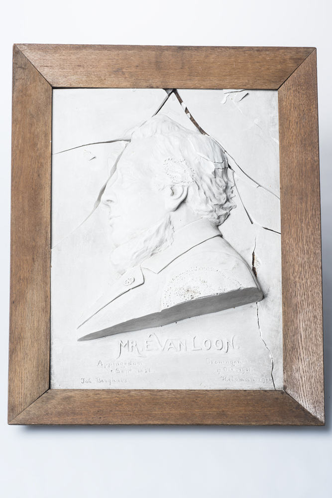 Buste en reliëf van Mr. E. van Loon