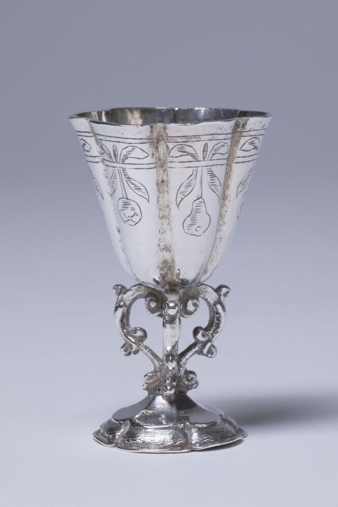 Speelgoed bokaal of beker op voet