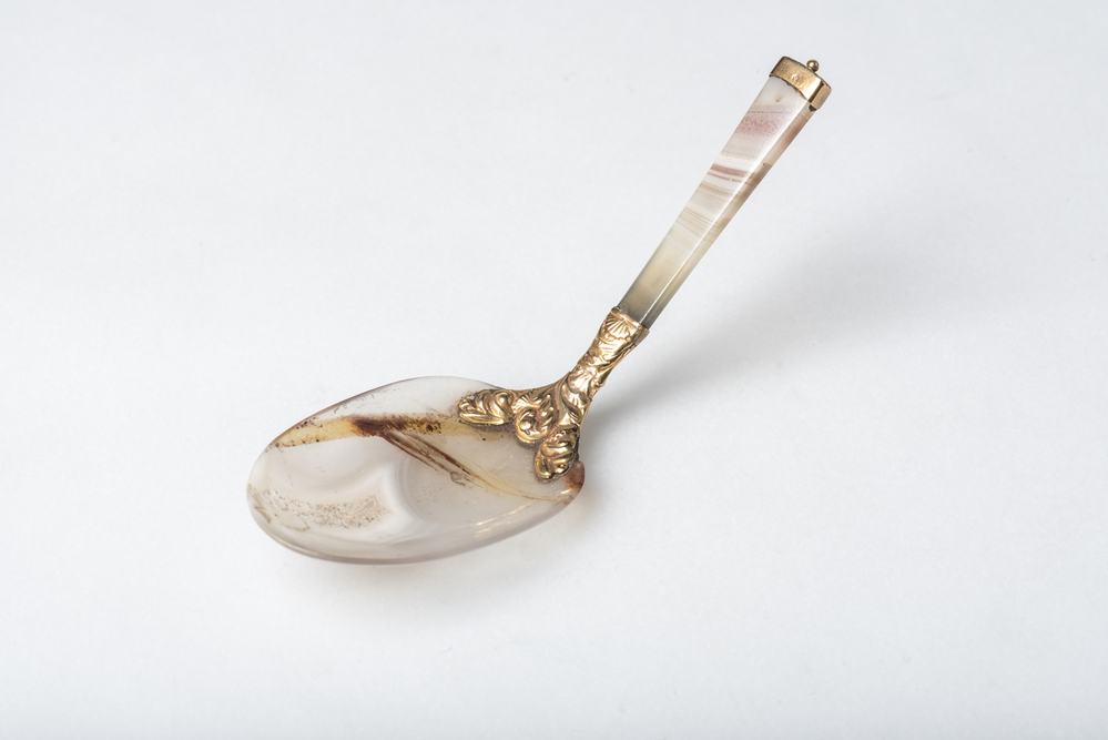 Lepeltje met schep en steel van roze agaat gevat in gouden beslag