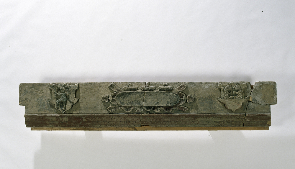 Zandstenen schouwlatei