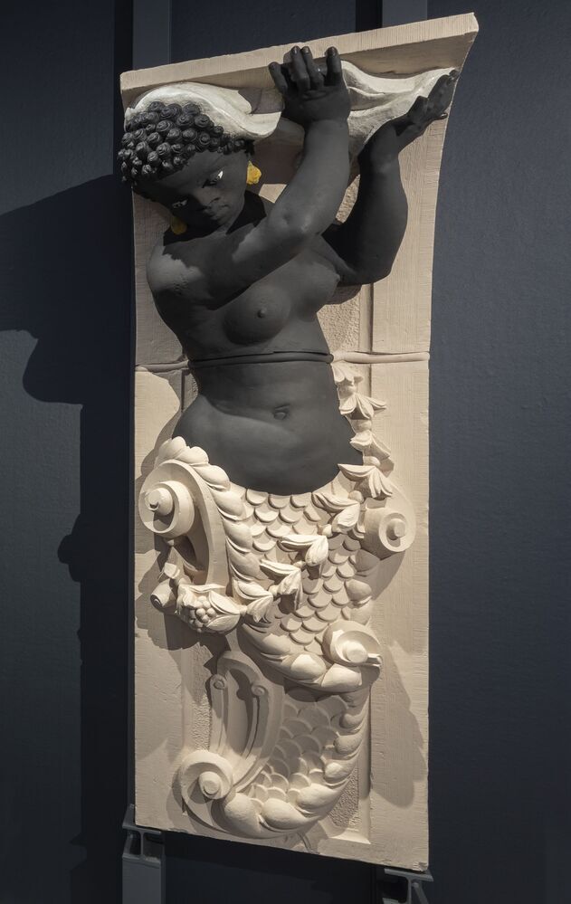 Gevelversiering met deuren, twee atlanten en balkonhek van het huis Sichterman Ossenmarkt Groningen