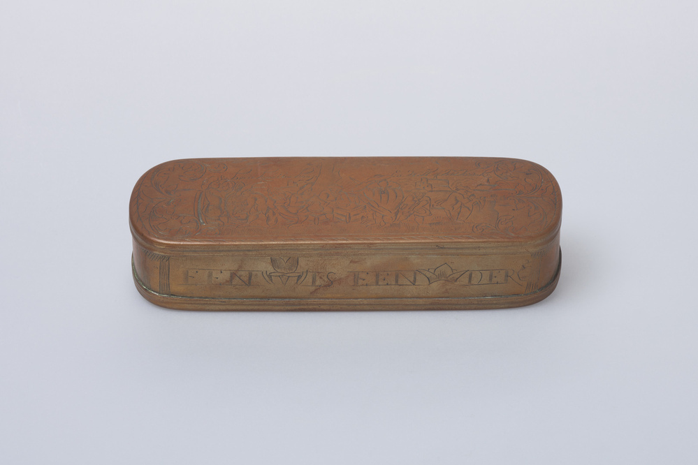 Langwerpige tabaksdoos van geelkoper