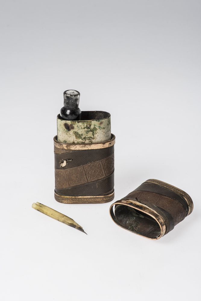 Etui met schrijfgarnituur