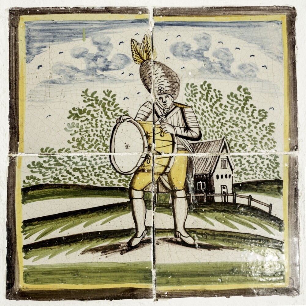 Trommelspeler in het veld